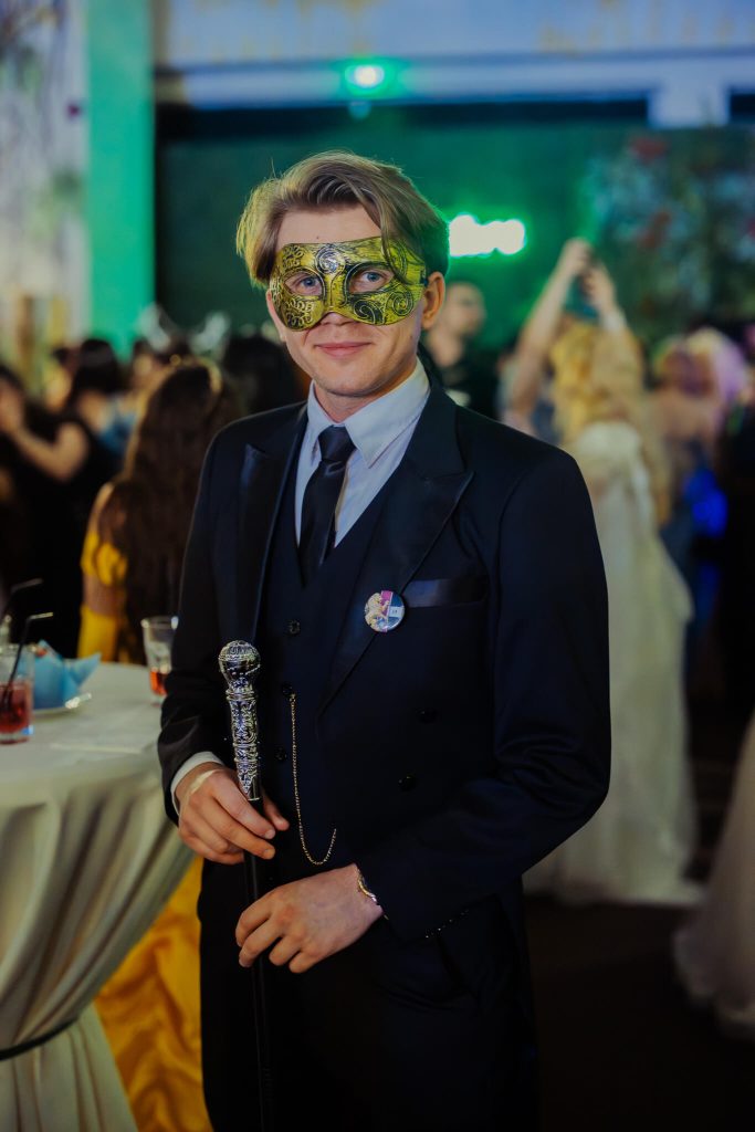 fantasy-ball-attendee4